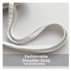 Dettaglio della tracolla in ecopelle bianca con cuciture pulite per borsa tote elegante