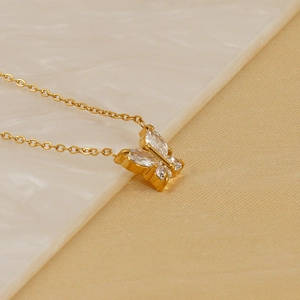 Collier élégant en acier inoxydable plaqué or 18 carats avec pendentif papillon en zircon