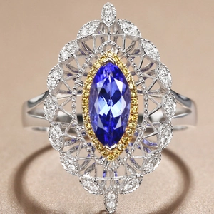 Anillo de lujo con piedra azul marquesa, cristales y diseño calado vintage