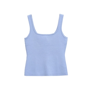 Dettaglio di un top in maglia celeste con trama a coste di alta qualità e scollo quadrato