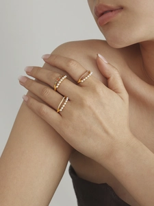 Détail de bagues en acier plaqué or 18k avec zircons 5A et perles blanches