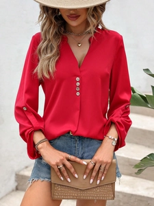 Blusa de gasa rojo oscuro con cuello en V, manga larga y botones decorativos elegantes