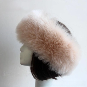 Texture détaillée du bandeau d'hiver en fausse fourrure kaki montrant la peluche douce et épaisse