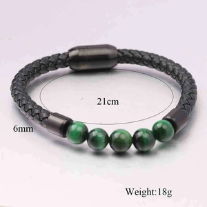 Dettaglio delle perline occhio di tigre da 6mm e bracciale in pelle nera con chiusura magnetica