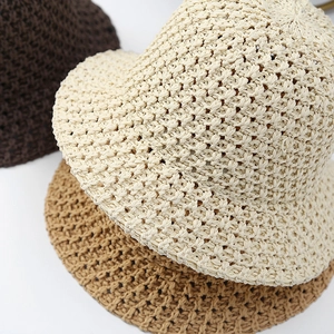 Trois chapeaux cloche au crochet en beige, marron clair et marron foncé sur blanc
