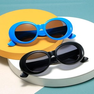 Vintage-Oval-Sonnenbrille für Kinder in Weiß und Schwarz auf geometrischem Display