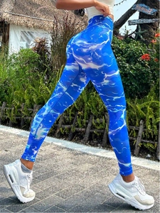Détail du legging de yoga taille haute avec motif tie-dye éclair bleu vif pour sport