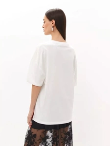 Πίσω όψη λευκού oversized βαμβακερού T-shirt που δείχνει την υφή και την εφαρμογή