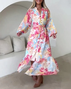Details des Blumenkleides mit Laternenärmeln, Gürtel und Rüschen am Saum
