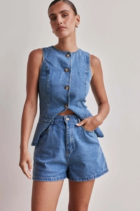 Dettaglio degli shorts in denim a vita alta con tasche e set gilet senza maniche
