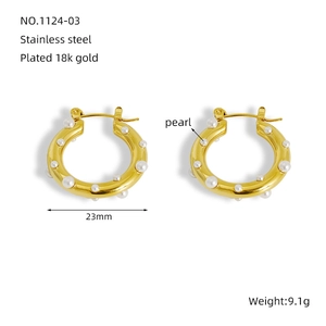 Detail of 18k gold plated stainless steel hoop earrings with white pearls and 23mm size