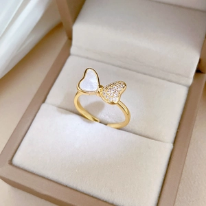 Detail eines Goldrings mit Schmetterling, weißem Muschelflügel und Zirkonia-Besatz