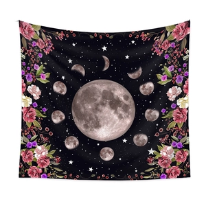 Détail du tissu d'une tenture noire avec phases lunaires et motifs roses vintage