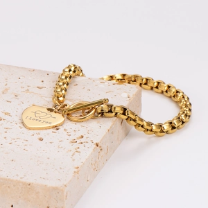 Bracciale a catena spessa in acciaio dorato con ciondolo a cuore e chiusura OT