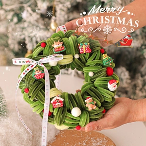 Ghirlanda di Natale fatta a mano in ciniglia verde con decorazioni festive