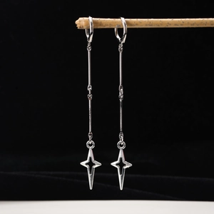 Boucles d'oreilles pendantes étoile punk Y2K en argent sur fond en velours noir