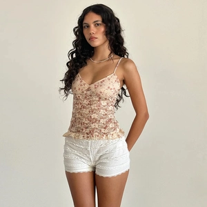 Camisole en dentelle florale à col en V et ourlet volanté avec short blanc