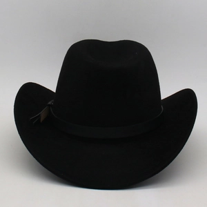 Détail du chapeau de cowboy en daim noir avec couronne cattleman et sangle en cuir