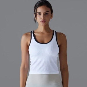 Détail du haut de yoga côtelé blanc avec bordure noire contrastée et tissu respirant