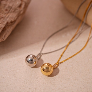 Colliers à pendentifs boules en acier inoxydable poli finitions dorée et argentée