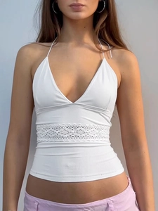 Detalle del top blanco de cuello halter con calados de encaje y textura de punto
