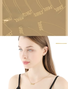 Gros plan du collier année 1999 en acier inoxydable doré porté par un mannequin