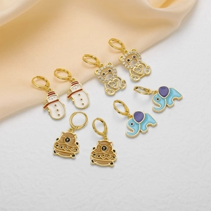 Pendientes dorados con dijes de esmalte de elefante, oso, búho y muñeco de nieve