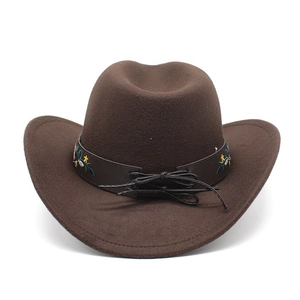 Détail des broderies florales et de la ceinture à tête de taureau sur chapeau de cowboy