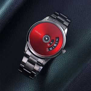 Makro-Detail der Herrenuhr mit einzigartigem rotem Zifferblatt und Zeitscheiben