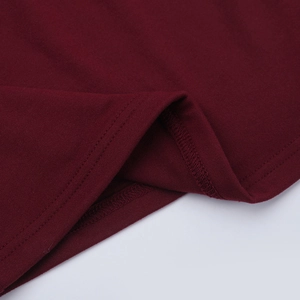 Gros plan détaillé de l'ourlet tricoté bordeaux avec une double couture de précision