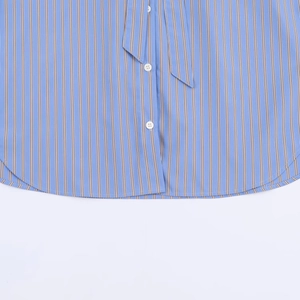 Camisa casual de rayas azules para mujer con botones blancos y detalle de bajo curvo