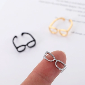Anillos creativos con forma de gafas en oro, plata y negro para un estilo moderno