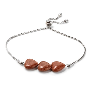 Detail des verstellbaren Schiebeverschlusses und der herzförmigen braunen Steine am Armband