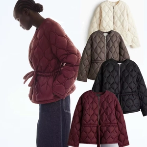 Dettaglio delle giacche trapuntate leggere in bordeaux, beige, marrone e nero colori