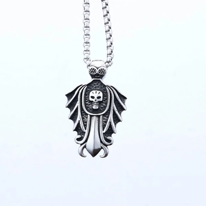 Retro gothic skull bat pendant necklace in vintage silver finish with box chain link