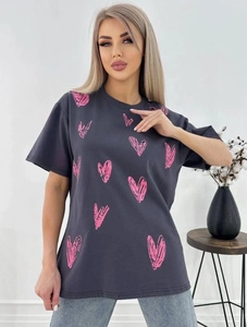 Oversized βαμβακερό T-shirt σε ανθρακί χρώμα με ροζ σχέδια καρδιάς για γυναίκες