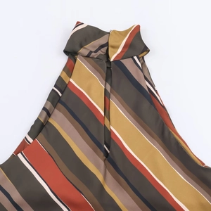 Détail du haut à col montant rayé avec texture satinée et motifs colorés en diagonale