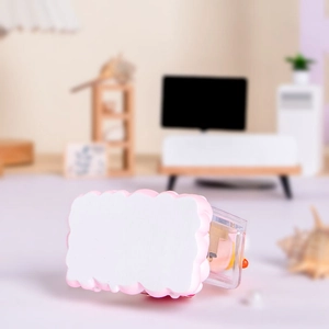Deko-Spieluhr in Rosa und Weiß, handgekurbelt, in einer gemütlichen Miniatur-Möbelkulisse
