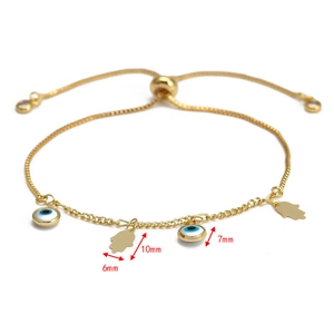 Dettaglio del bracciale d'oro regolabile con ciondoli malocchio, mano di Fatima e misure
