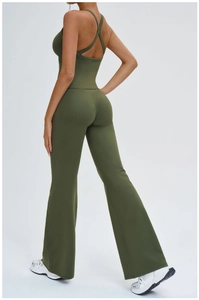 Détail du gilet de yoga à dos croisé et legging évasé en vert olive avec texture brossée