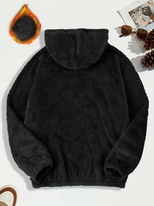 Piatto di felpa con cappuccio sherpa nera da uomo con accessori autunnali lifestyle