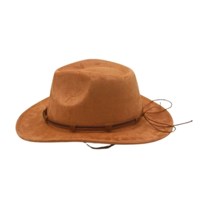 Détail de la texture en daim du chapeau de cowboy avec lanière en cuir marron