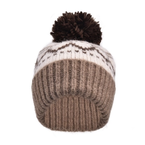 Détail d'un bonnet en maille d'hiver avec motifs jacquard rétro et grand pompon marron