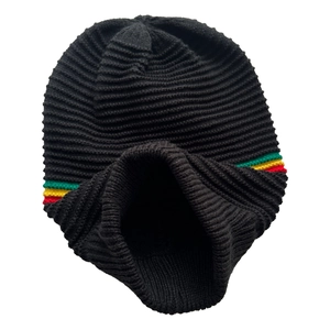 Detailaufnahme einer schwarzen Strickmütze mit grün-gelb-roten Streifen am gerippten Saum