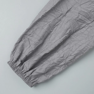 Détail du poignet bouffant à texture plissée avec finition élastique resserrée