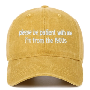 Gros plan détaillé sur casquette en coton délavé jaune avec texte brodé blanc