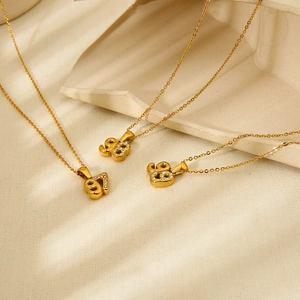 Collier avec chiffre en acier inoxydable doré 18 carats et cristaux de zircon brillants