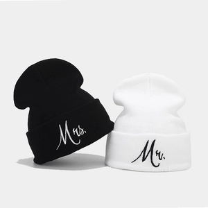 Set aus schwarzen und weißen Mr. und Mrs. gestrickten Beanies für Hochzeitsspaare