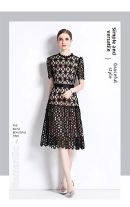 Détail d'une robe midi noire en dentelle à manches courtes avec ceinture à la taille