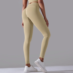 Detail van beige naadloze yoga legging met hoge taille en perzik billift stiksel